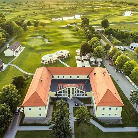 Klaudia'S Hotel & Restaurant At Golf Resort, Bac Samorin 외부 사진