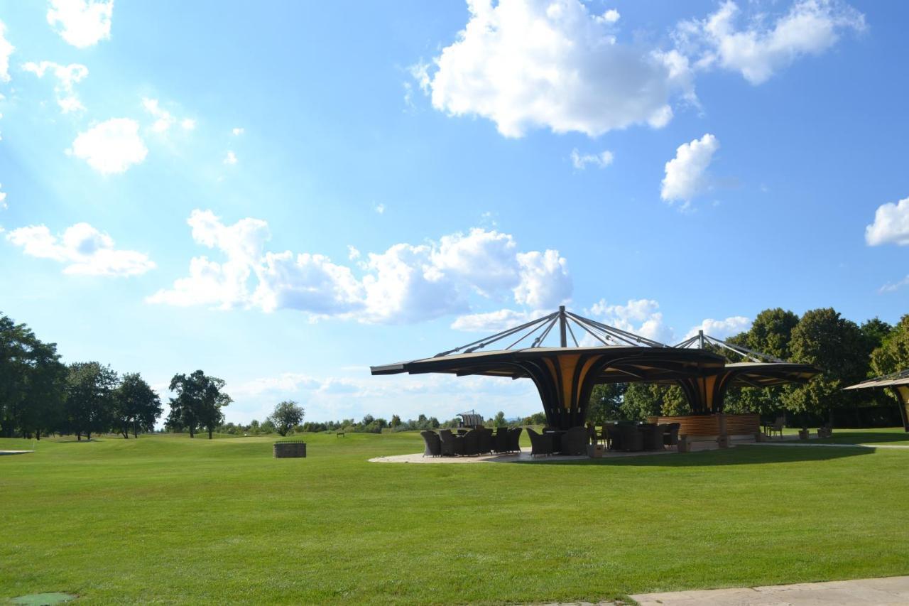 Klaudia'S Hotel & Restaurant At Golf Resort, Bac Samorin 외부 사진