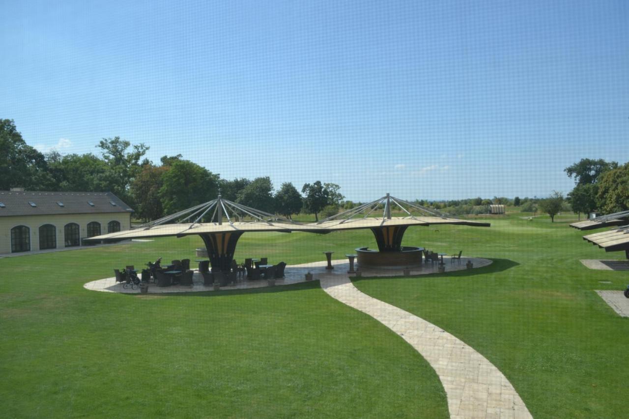 Klaudia'S Hotel & Restaurant At Golf Resort, Bac Samorin 외부 사진