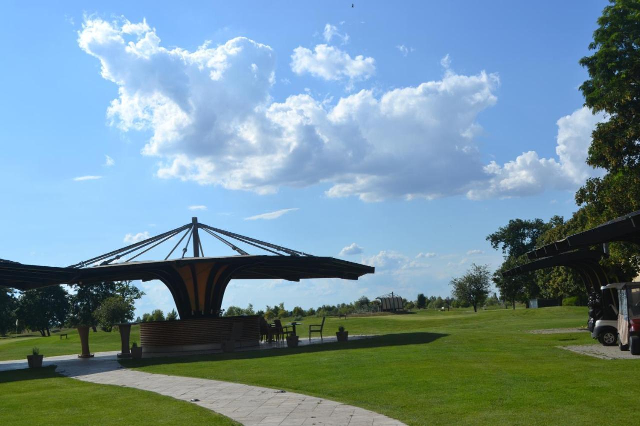 Klaudia'S Hotel & Restaurant At Golf Resort, Bac Samorin 외부 사진