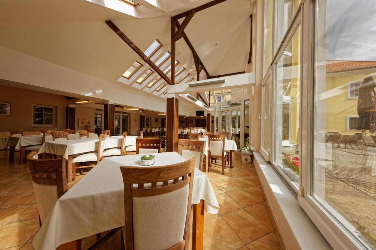 Klaudia'S Hotel & Restaurant At Golf Resort, Bac Samorin 외부 사진