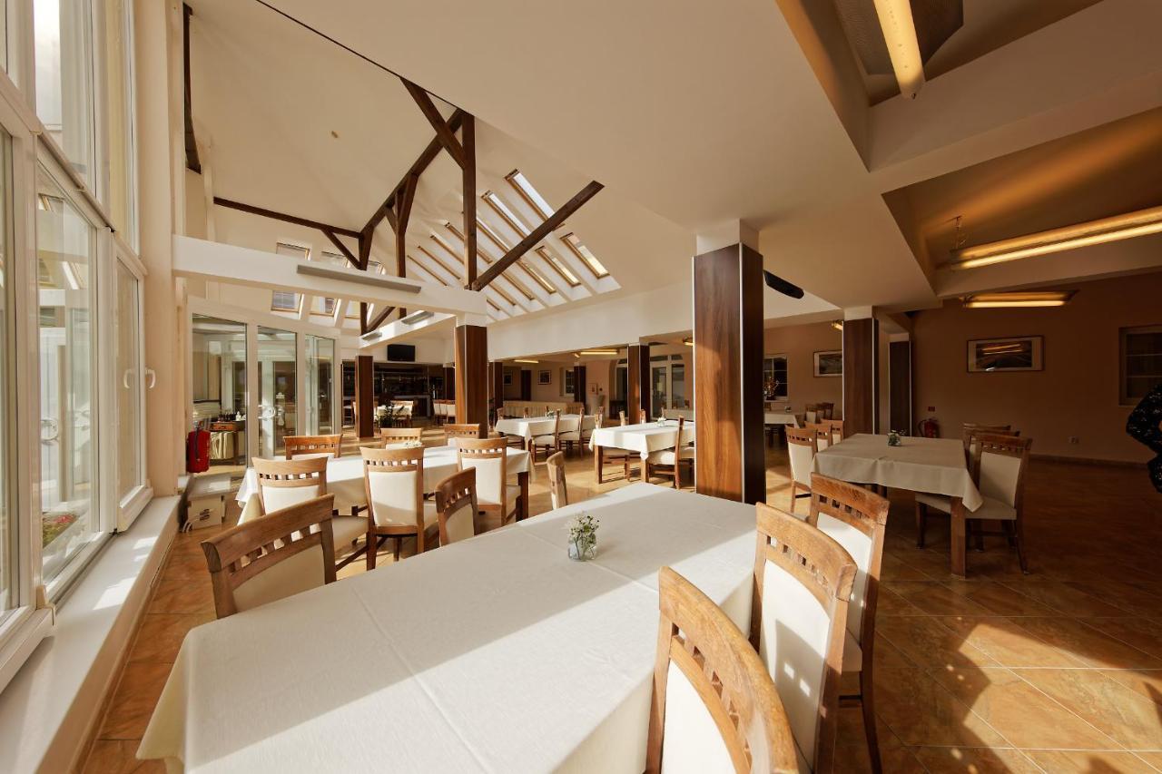Klaudia'S Hotel & Restaurant At Golf Resort, Bac Samorin 외부 사진