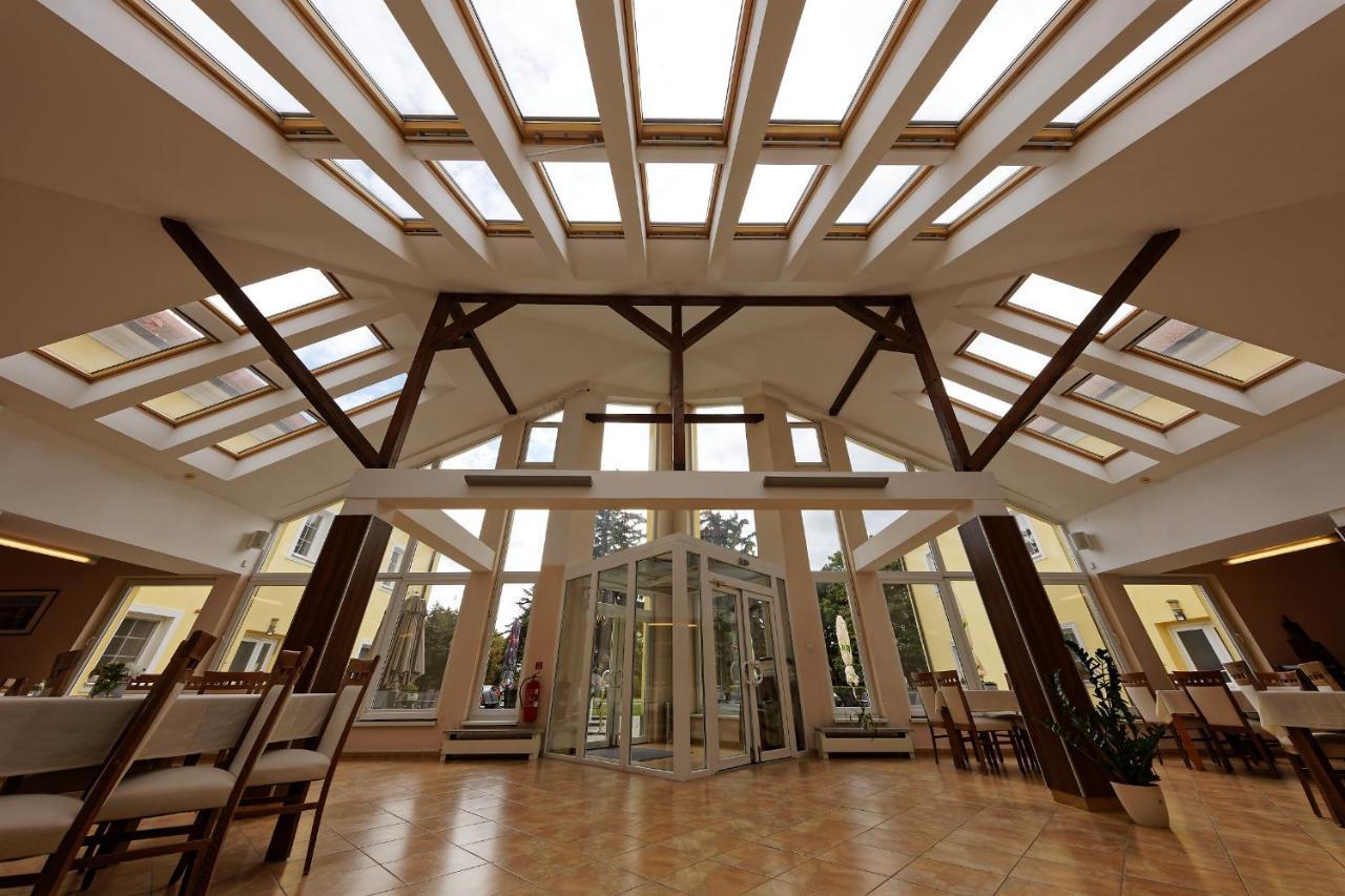 Klaudia'S Hotel & Restaurant At Golf Resort, Bac Samorin 외부 사진