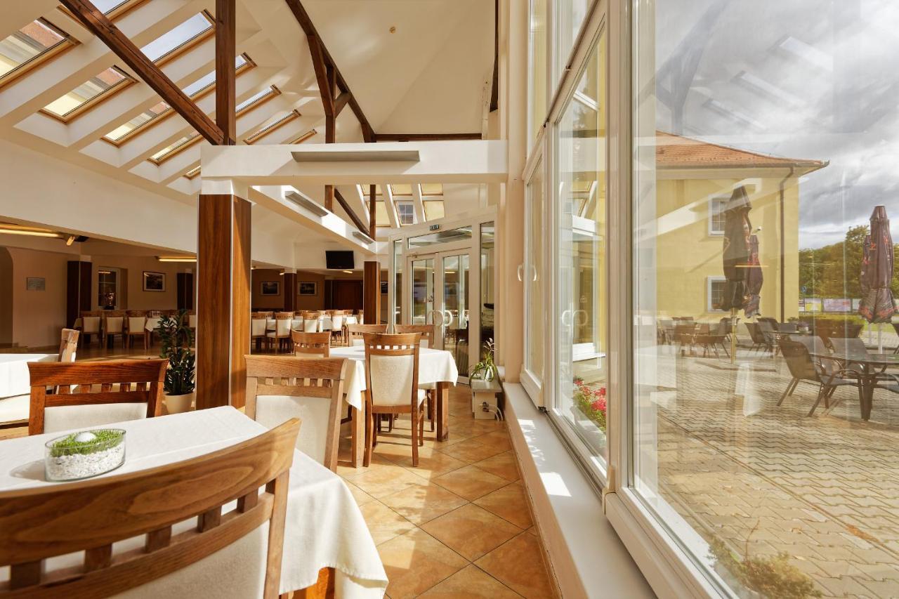 Klaudia'S Hotel & Restaurant At Golf Resort, Bac Samorin 외부 사진