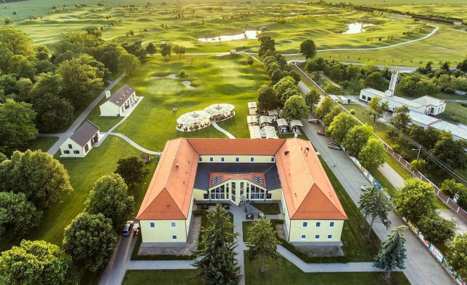 Klaudia'S Hotel & Restaurant At Golf Resort, Bac Samorin 외부 사진